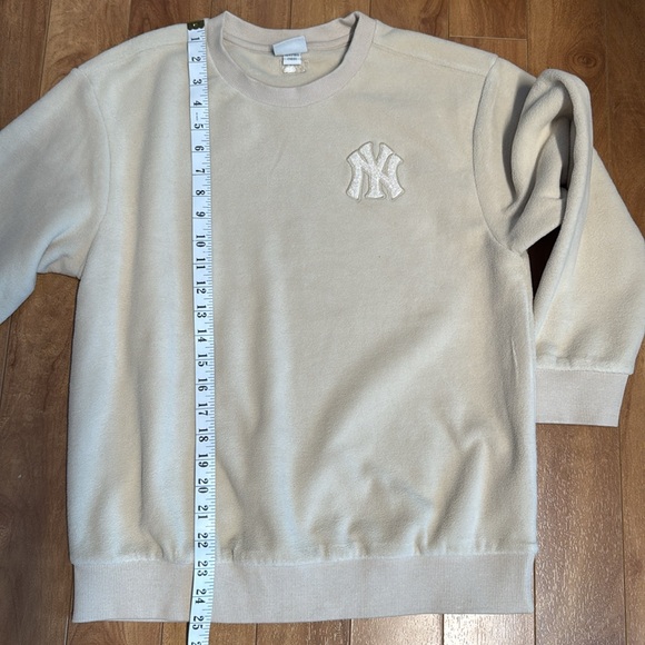 MLB Cream Sweatshirt with Ribbed Cuffs and Crew Neck - Picture 10 of 12